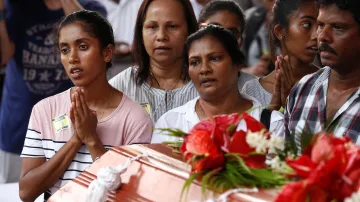 Lidé na Srí Lance se loučili s oběťmi teroristických útoků