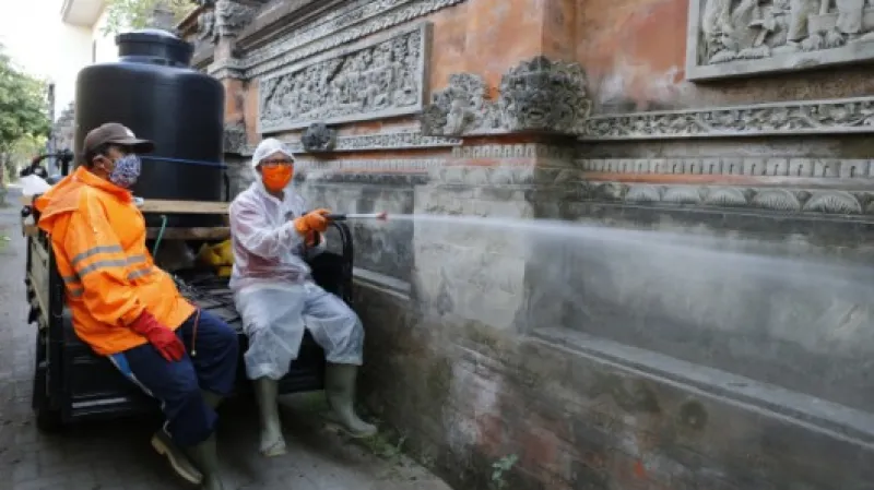 Pracovníci rozprašují dezinfekci v indonéském Bali.,  Autor: Firdia Lisnawati,  Zdroj: ČTK/AP