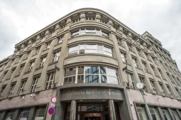 Policie po zásahu na pražském magistrátu obvinila šest lidí a dvě firmy