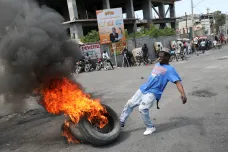 Na Haiti pokračují nepokoje. K politickým změnám už vyzvaly i Spojené státy
