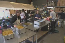 Dobrovolníci vaří uprchlíkům v Calais večeře, místní se bojí obnovení zrušeného tábora