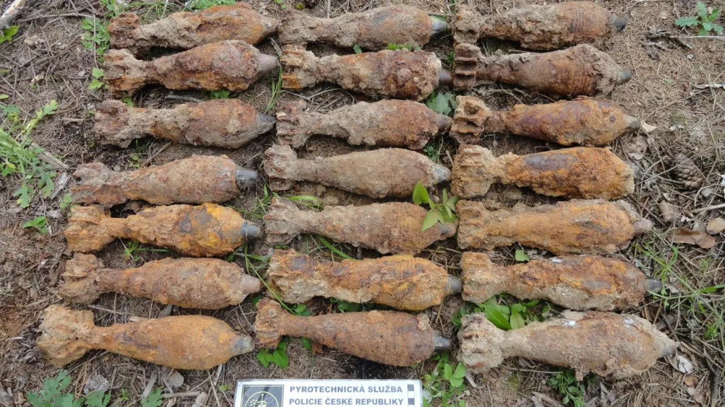 Dělostřelecké miny, které se našly v lese na Písecku