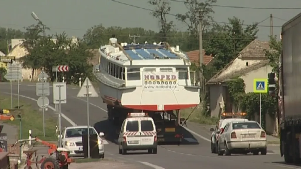 Nadměrný náklad zkomplikoval dopravu