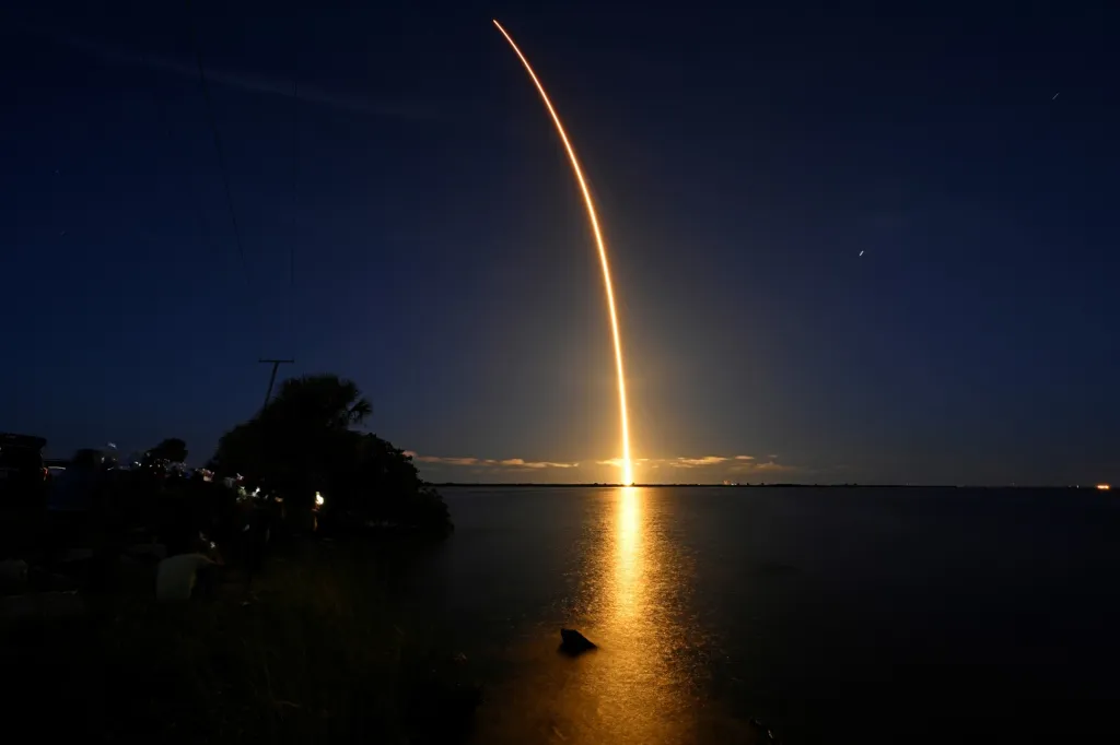 Raketa Falcon 9 společnosti SpaceX vynesla v noci z Kennedyho vesmírného střediska na Floridě na oběžnou dráhu loď Crew Dragon se čtyřčlennou civilní posádkou. Jde o vůbec první výpravu do kosmu bez profesionálního astronauta. Mise nazvaná Inspiration4 má trvat tři dny
