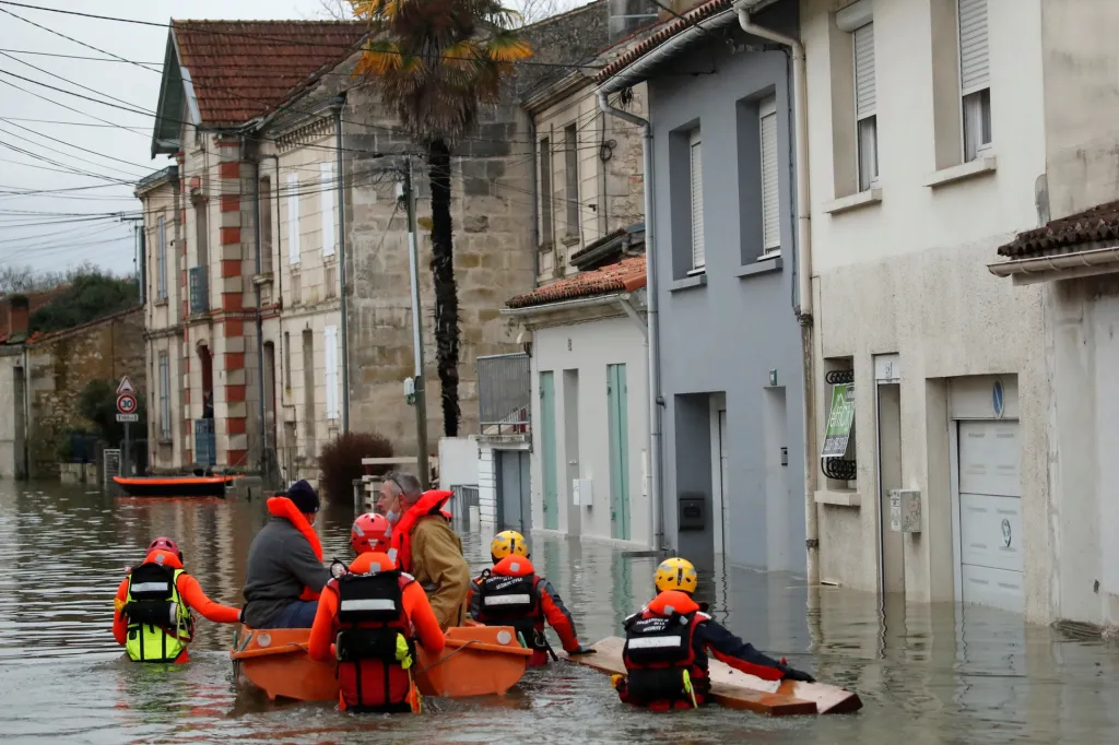 Zatopené ulice města Saintes má na svědomí řeka Charente