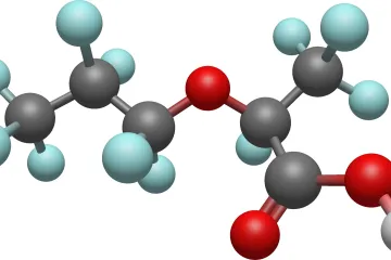 Když se spojí plasty a věčné chemikálie, zvyšuje to jejich negativní dopady