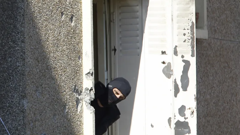 Policie před bytem Mohammeda Meraha