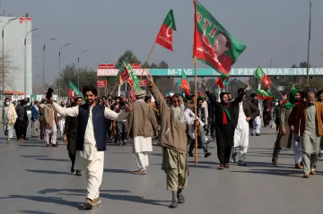 Ve volbách v Pákistánu zvítězili spojenci vězněného expremiéra Chána, většinu ale nemají