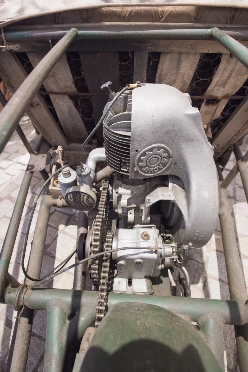 V lednu 1954 se zabil starší František. O rok a půl později musel Mojmír opustit kvůli neshodám s vedením družstvo, které tak nadále vyrábělo tříkolky - od roku 1954 nesoucí jméno Velorex (z latinského „Král kol“). Na snímku pohled do motorové části legendárního stroje