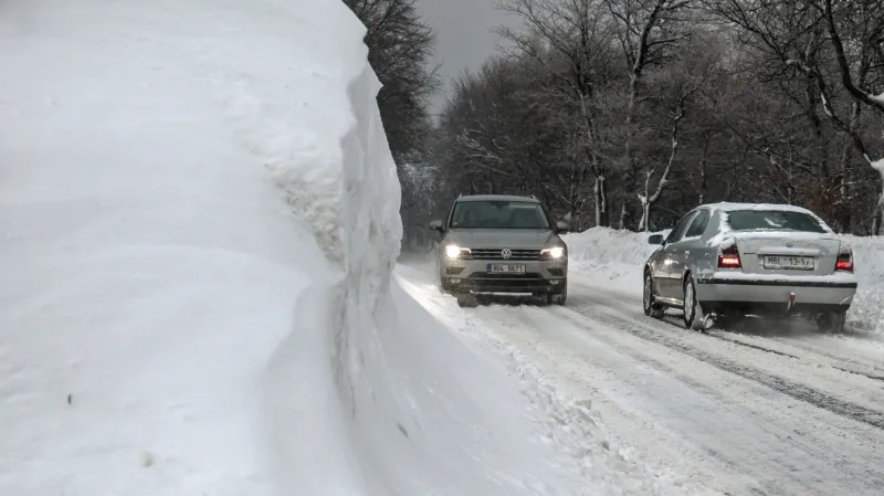 Silnice pod vrcholem Bouřňáku v Krušných horách