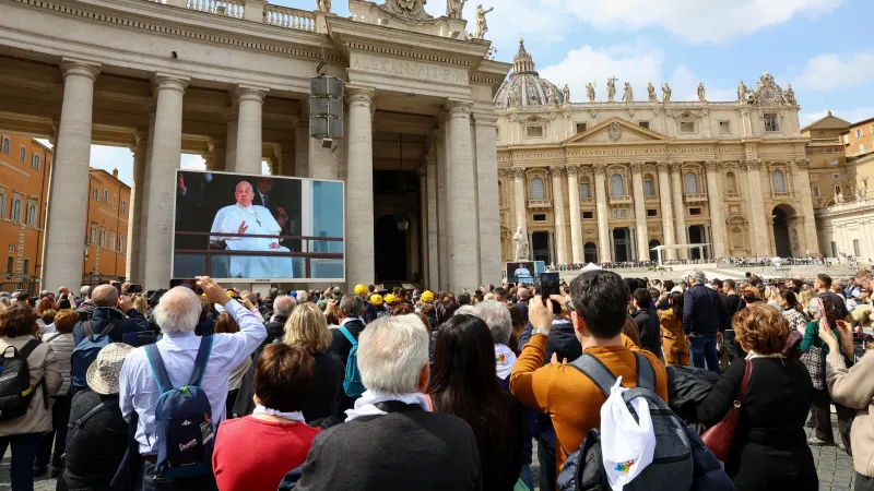 Lidé na Svatopetrském náměstí ve Vatikánu sledují papeže Františka po propuštění z římské nemocnice