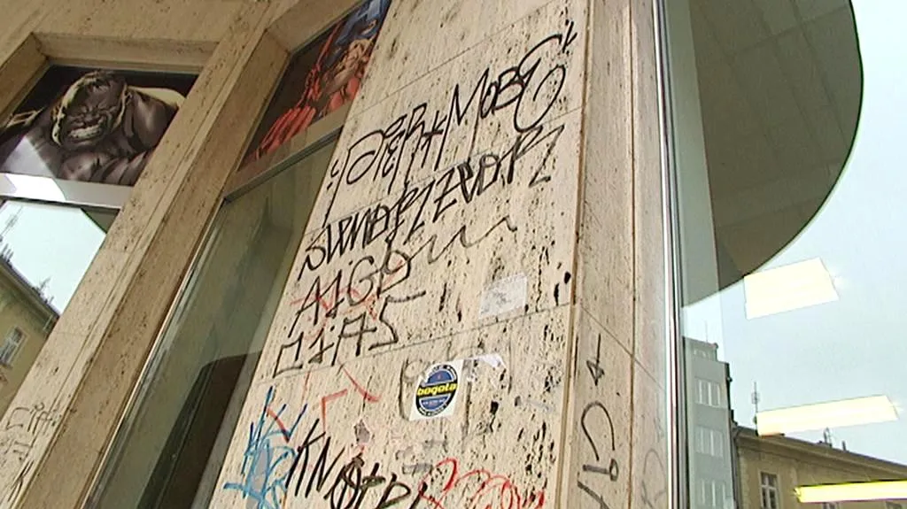 Lidem vadí graffiti na fasádách budov