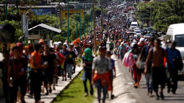Migranti z Latinské Ameriky pochodují po dálnici nedaleko guatemalsko-mexické hranice při své dlouhé cestě do Spojených států