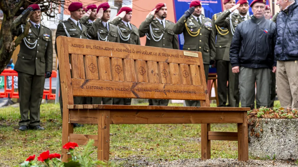 Pietní akt a odhalení 101. lavičky veteránů