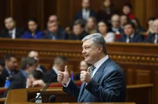 „Ukrajina nezvratně míří do EU a NATO“: návrh prezidenta Porošenka schválili poslanci