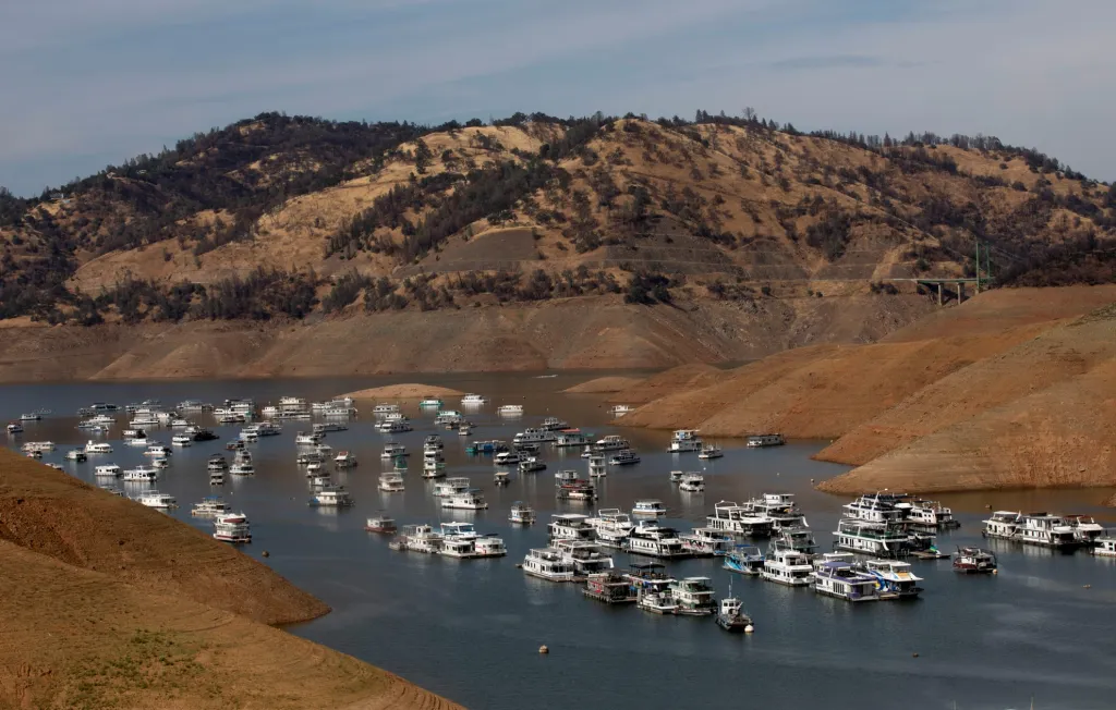 Nízká hladina vody v důsledku sucha je patrná v přehradě Hoover Dam poblíž Las Vegas a v nádrži Oroville na západním úpatí pohoří Sierra Nevada