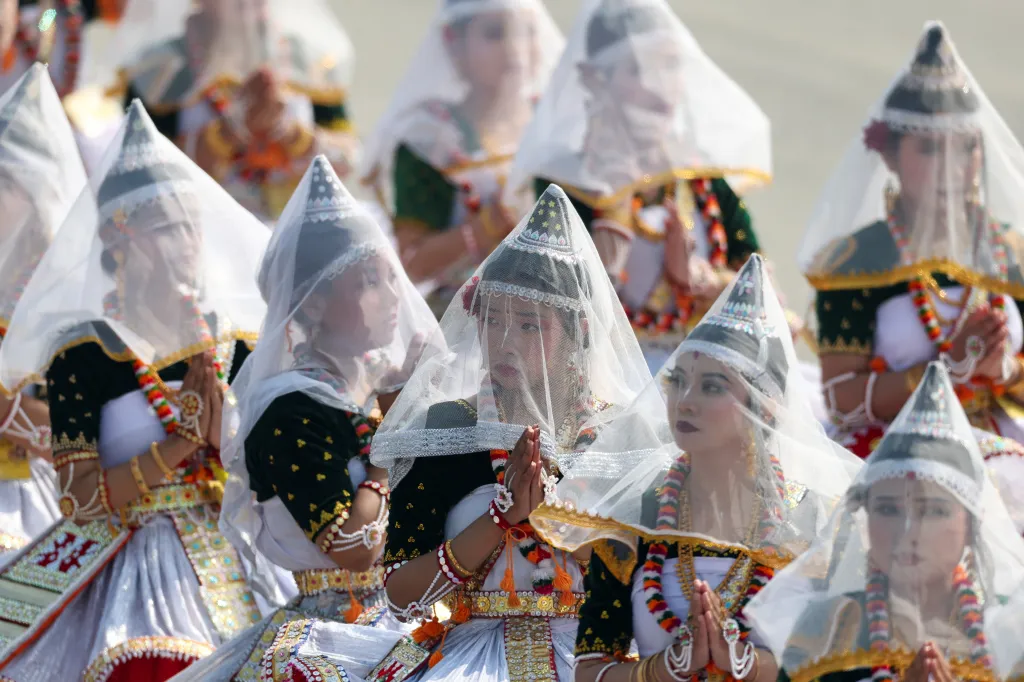 Indické tanečnice vystupují během přehlídky k oslavám Dne republiky