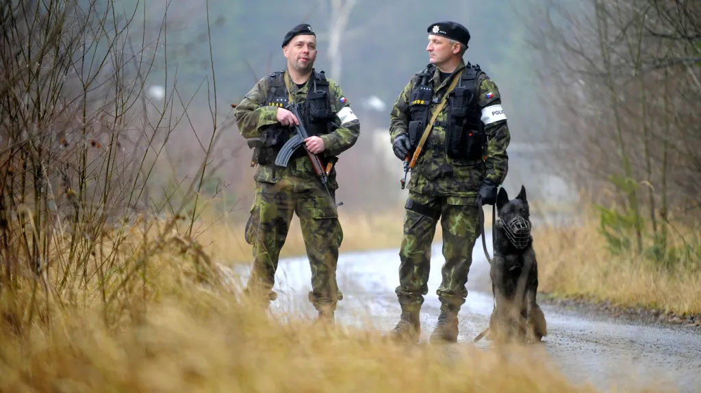 Příslušníci Vojenské policie hlídají muniční sklad v Květné - prosinec 2014