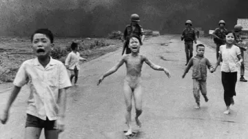 Fotografie „The Terror of War“ od Nicka Uta, který v roce 1973 získal Pulitzerovu cenu, ukazuje devítiletou dívku běžící po silnici poté, co byla vážně popálena napalmem