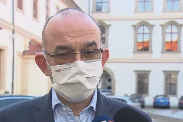 Blatný odmítá, že by bylo potřeba zastavit očkování. Až tak málo vakcín nemáme, říká