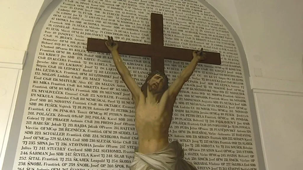 Stěna v želivském klášteře se jmény vězněných duchovních