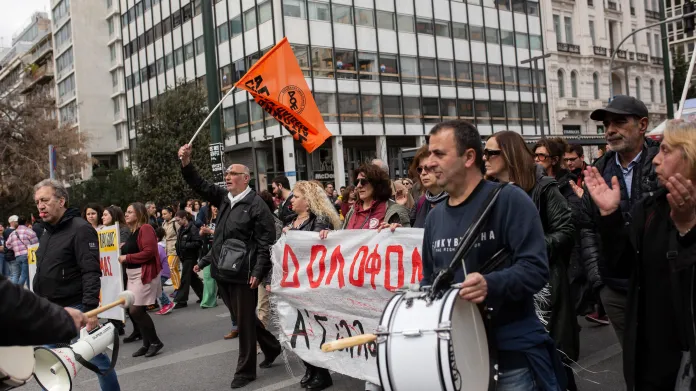 Stávkující Athéňané s transparenty