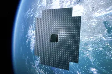 Země má novou „nejjasnější hvězdu“. Je to šedesátimetrový satelit, který vadí astronomům