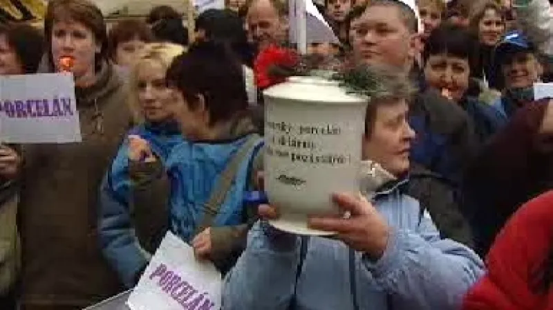 Skláři a bývalí zaměstnanci porcelánek demonstrovali před úřadem vlády.