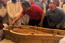 Desítky skvěle zachovalých sarkofágů s živými barvami. Egypt představil archeologický objev století
