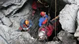 Záchranáři vynášejí speleologa Johanna Westhausera