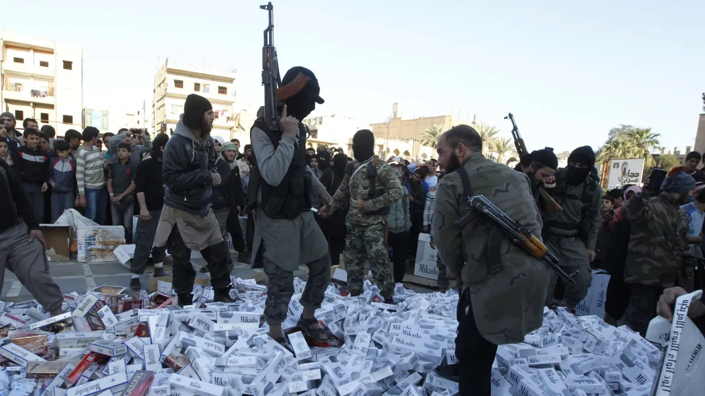 Bojovníci IS shromažďují zkonfiskované cigarety
