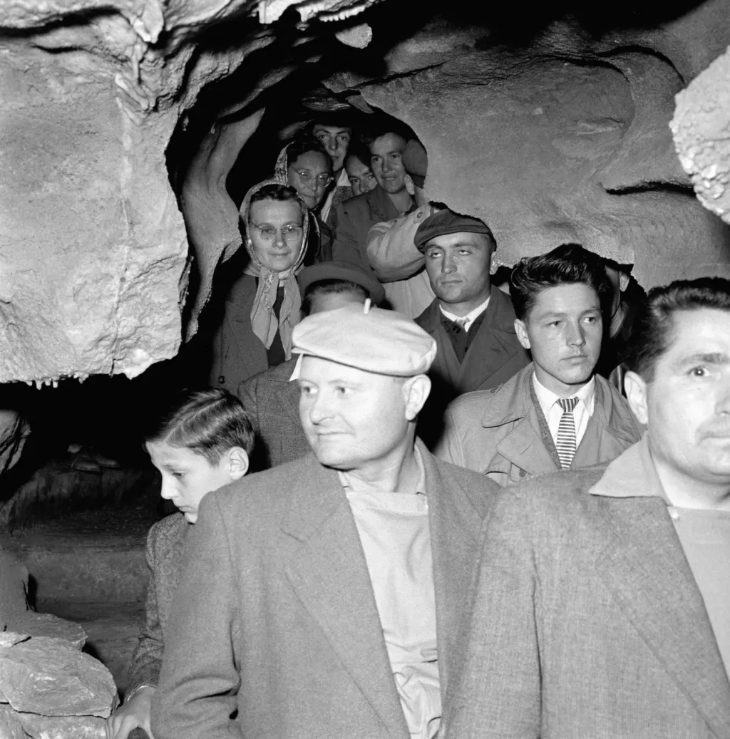 První návštěvníci mohli obdivovat krásy Koněpruských jeskyní od léta 1959