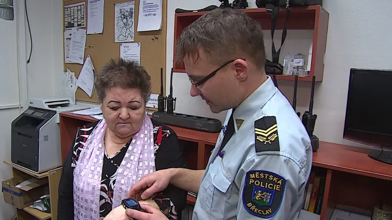 Paní Hrbkové dodávají hodinky pocit bezpečí