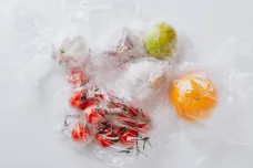 Mikroplasty se dostávají i do čerstvých potravin. Australský výzkum varuje před obaly