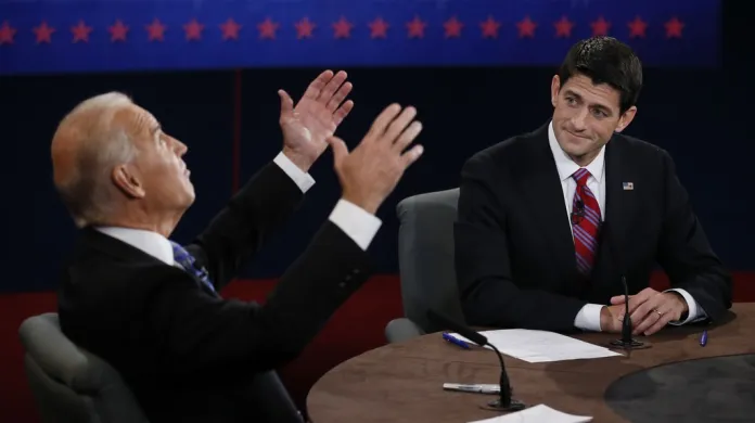 Debata dvou kandidátů na příštího viceprezidenta USA: starší demokrat Joe Biden a mladší republikán Paul Ryan