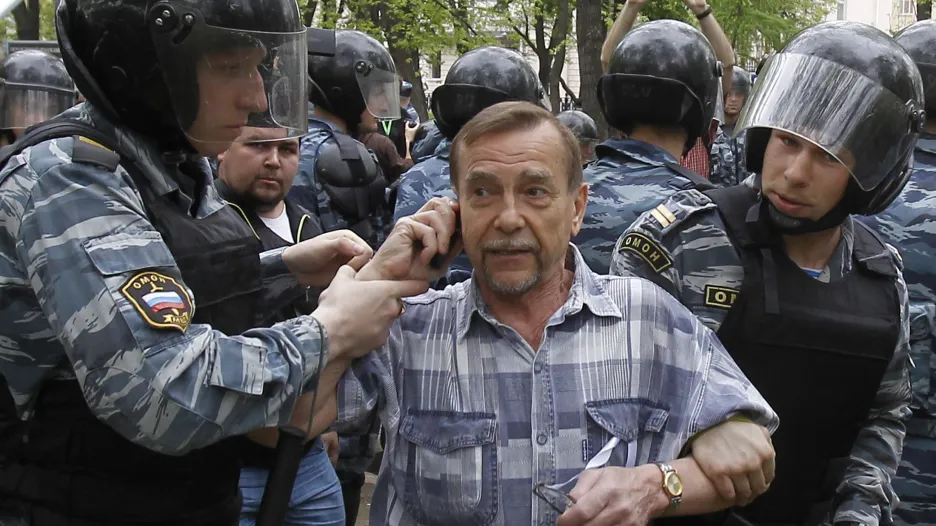Lidskoprávní aktivista Lev Ponomarjov při zatčení během protestu v Moskvě v roce 2012