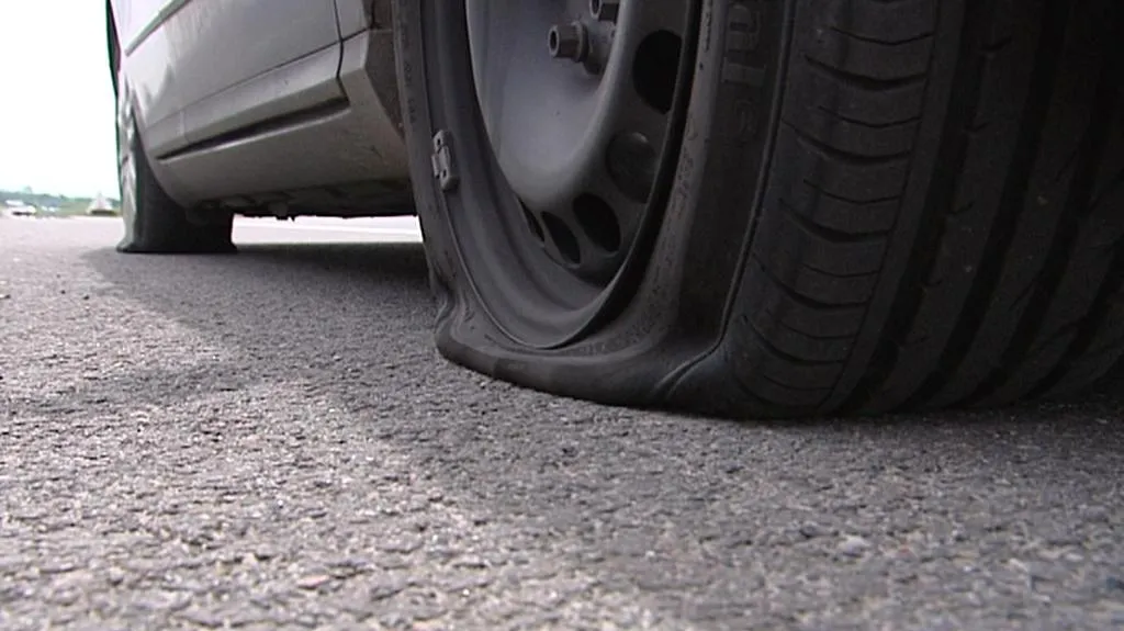 Proříznutá pneumatika