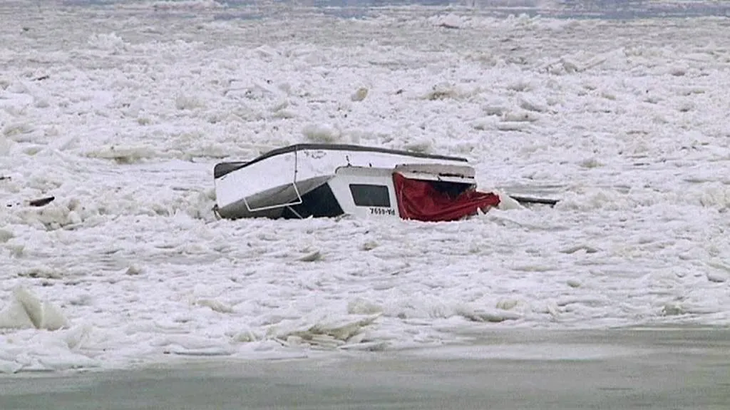 Tající led na Dunaji zničil v Bělehradě desítky lodí