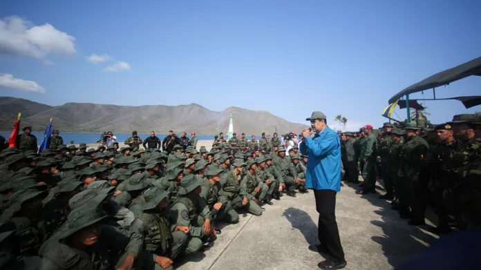 Maduro promlouvá k vojákům na snímku z února 2019