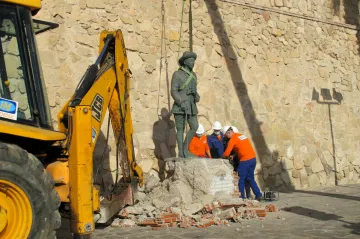 Týden obrazem: Odstraňování diktátora těžkou technikou, miniaturní sněhová kalamita a stovky díků