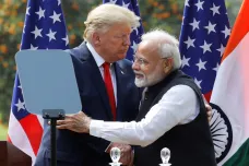 Indie koupí od USA zbraně za tři miliardy dolarů, oznámil Trump na závěr své „nezapomenutelné“ cesty