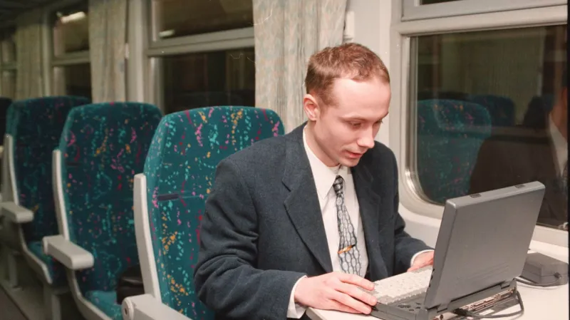 Snímek z nově zavedeného vlaku Manažer z roku 1997 ukazuje podobu čerstvě rekonstruovaného velkoprostorového vozu 1. třídy. V původní podobě se tyto vagony nedochovaly, prošly ještě dvěma rekonstrukcemi, při kterých dostaly mimo jiné klimatizaci a také nové sedačky