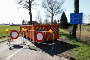 Slovensko omezuje pohyb lidí bez negativního testu, v USA klesá počet nakažených