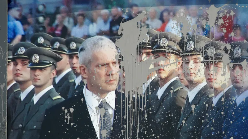 Pošpiněný billboard Borise Tadiče