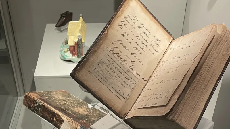 Knihy vázané v kůži v expozici Moyse's Hall Musea. V otevřené knize je ručně psaná poznámka chirurga Georga Creeda