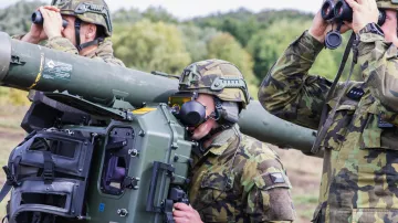 Čeští operátoři protiletadlových kompletů při cvičení střelby