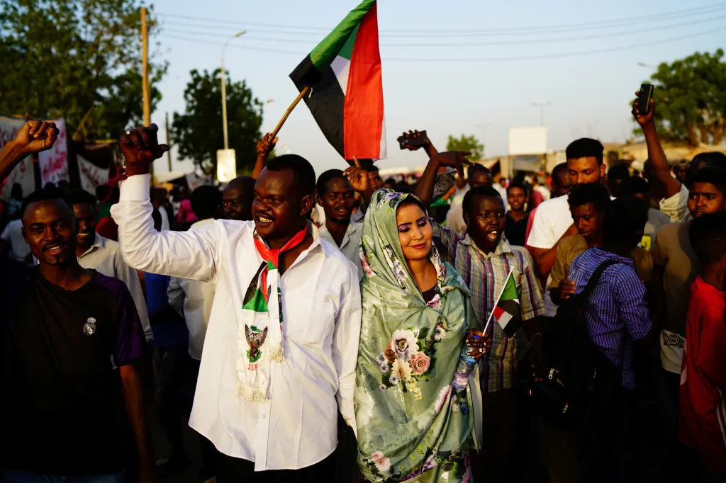 Novomanželé v Súdanu se účastní demonstrace před ministerstvem obrany v Chartúmu (2. květen 2019)