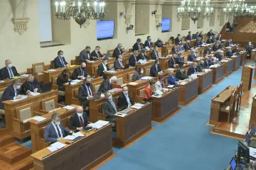Nárok na ošetřovné budou mít i prarodiče nebo tety, schválil to Senát