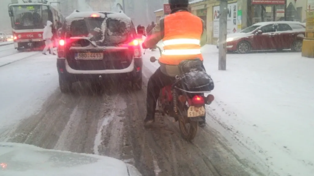 Sněhová kalamita v Brně neodradila motorkáře