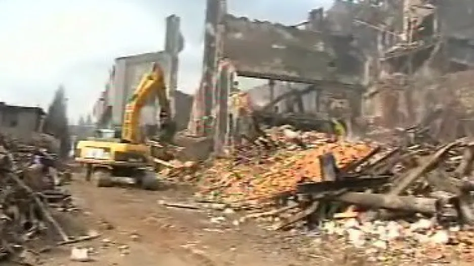Ve vyhořelém areálu plastovny v Chropyni začala demolice